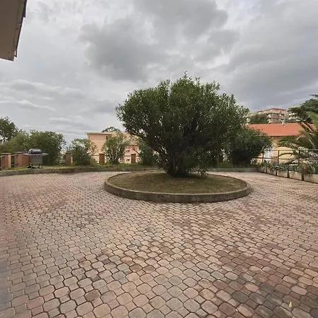 Trilocale Con Vista Mare,giardino E Box Auto Lägenhet Sanremo