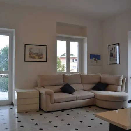 Trilocale Con Vista Mare,giardino E Box Auto Lägenhet