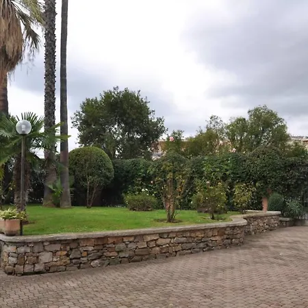 Trilocale Con Vista Mare,giardino E Box Auto * Санремо